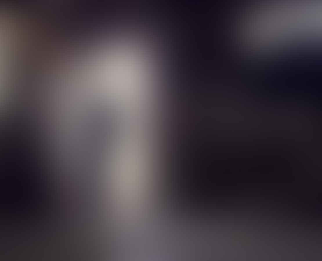 Mand går ind på sit værksted og viser rundt