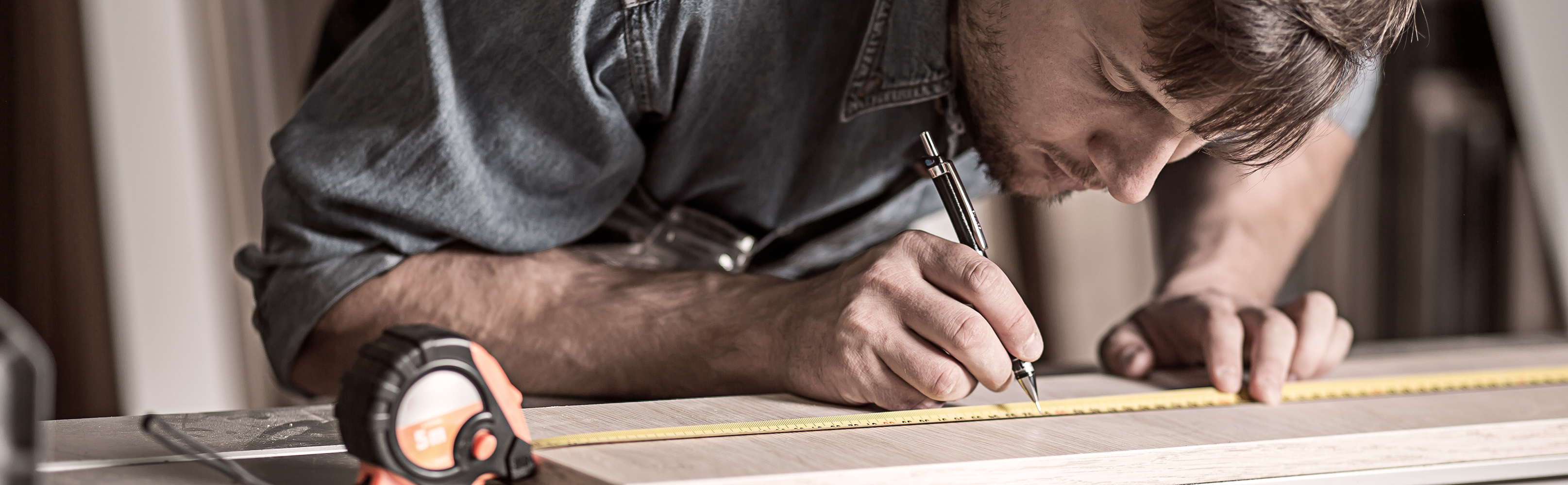 Håndvæker mærker et bræt op som han kan skære efter